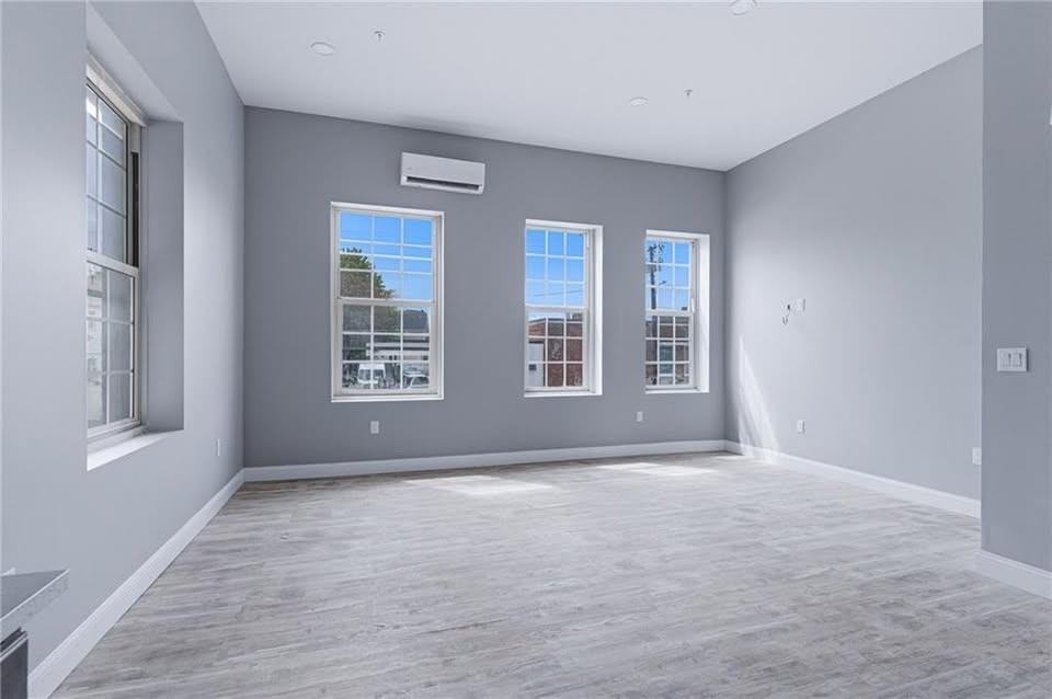 387 Broad St - Photo 4 of 10