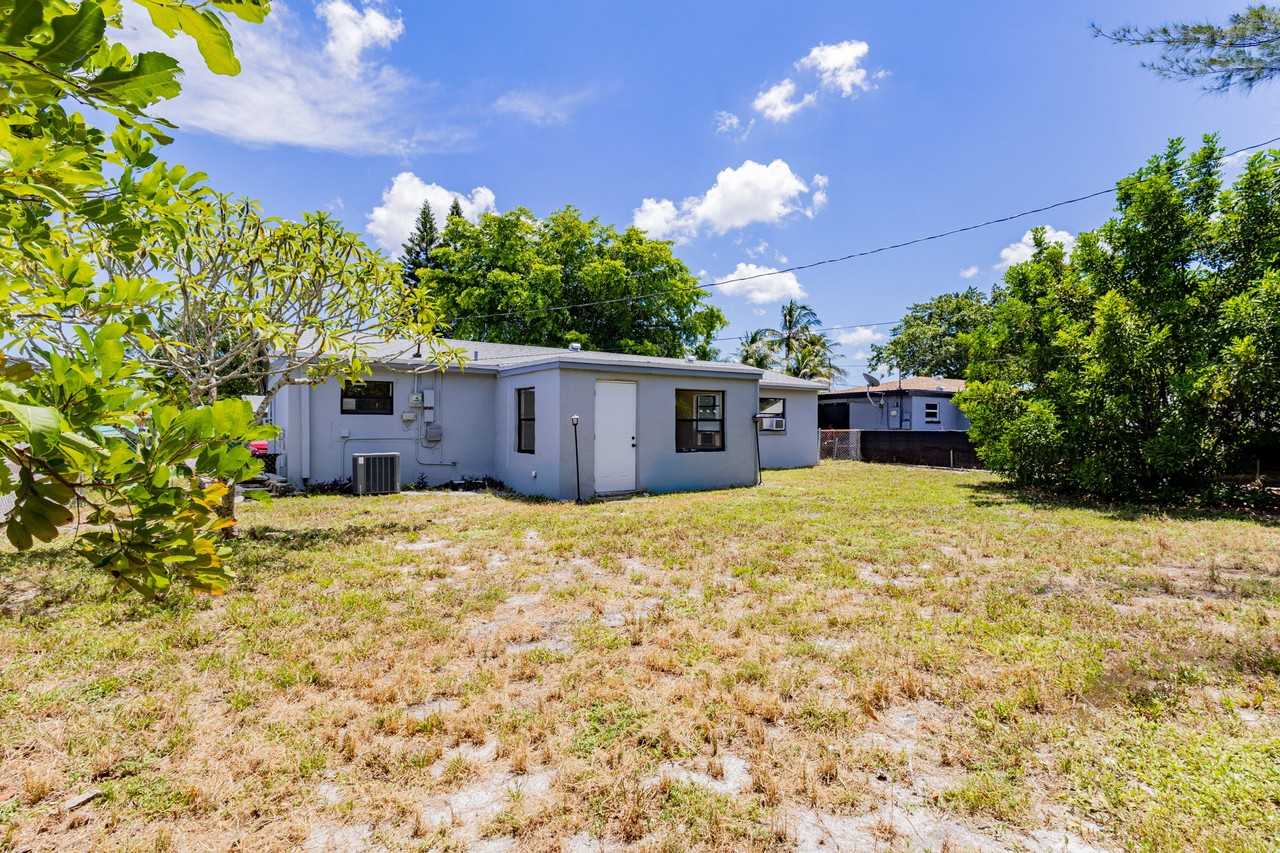 1421 Nw 32nd Ave #NA - Photo 3 of 33