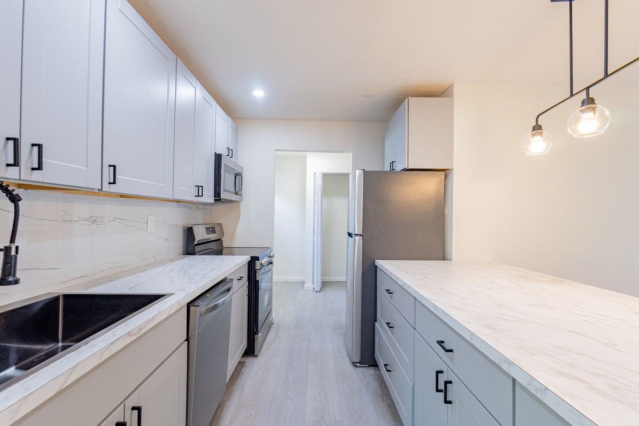 1421 Nw 32nd Ave #NA - Photo 4 of 33