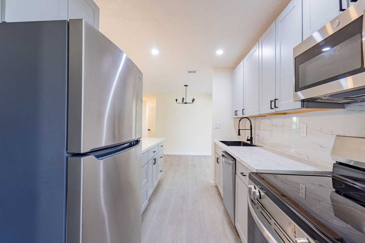 1421 Nw 32nd Ave #NA - Photo 5 of 33