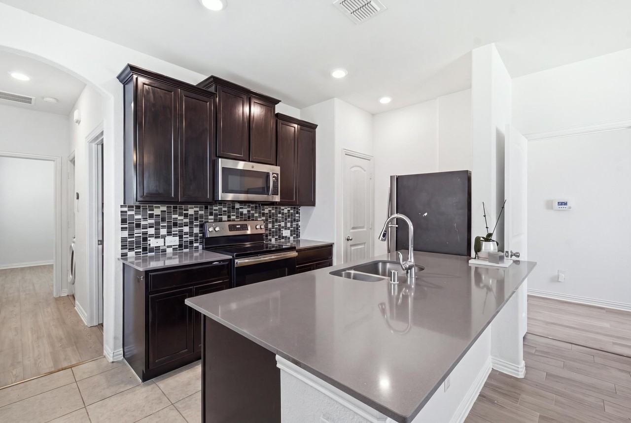 1324 Lake Grove Dr #NA - Photo 3 of 20