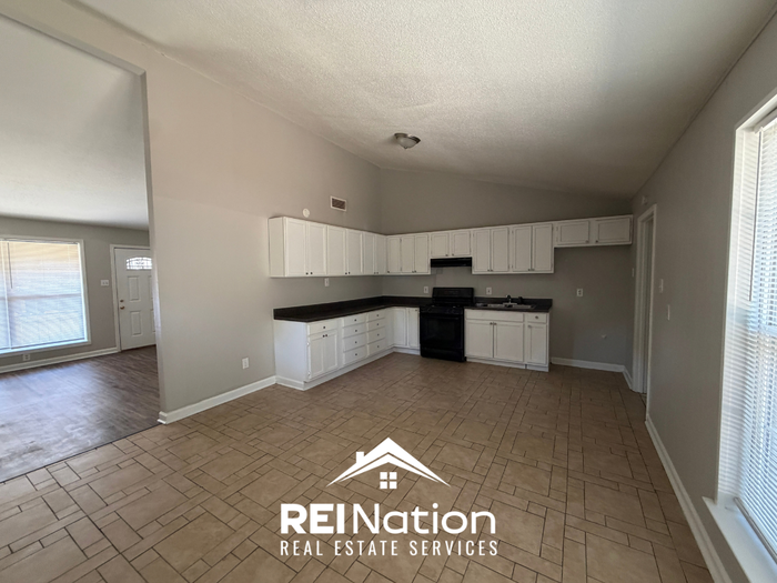 4702 Hillmont Ave - Photo 4 of 18