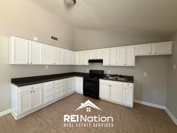 4702 Hillmont Ave - Photo 5 of 18