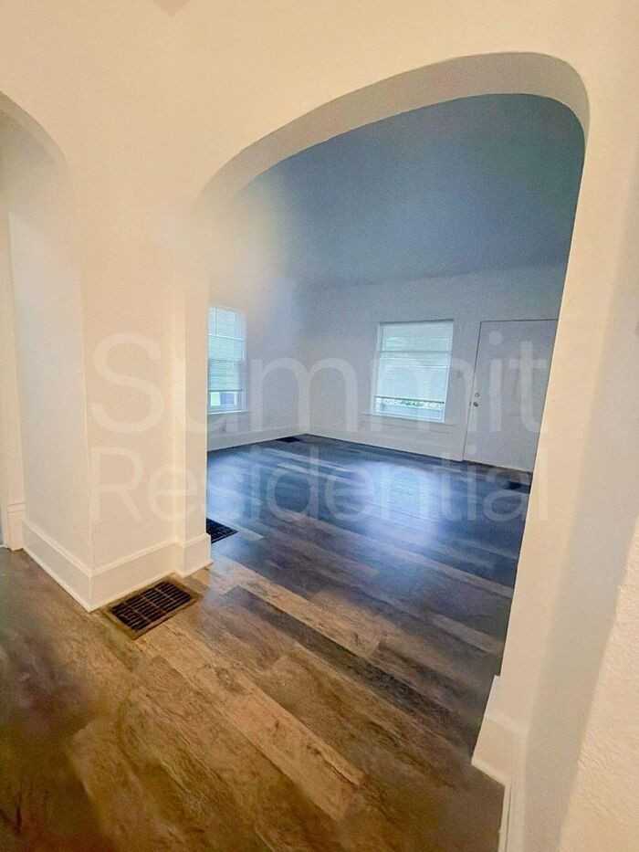 435 S Main St - Photo 4 of 11