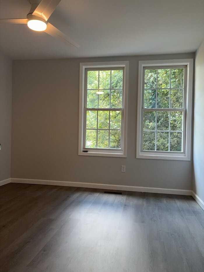 1205 Stephens St - Photo 4 of 10