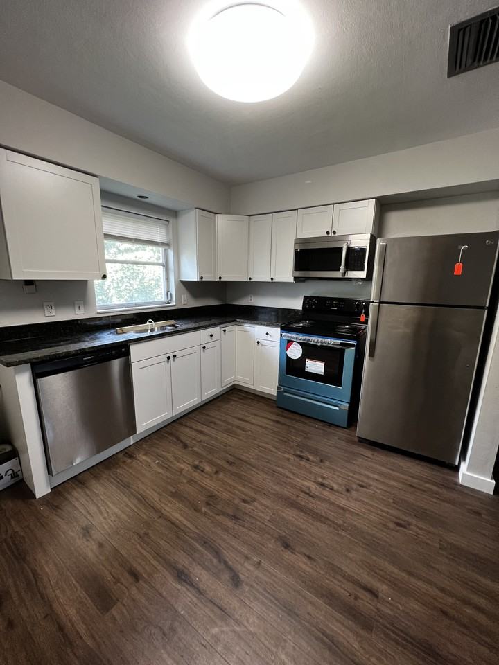 254 Plumosa Dr #B - Photo 3 of 11