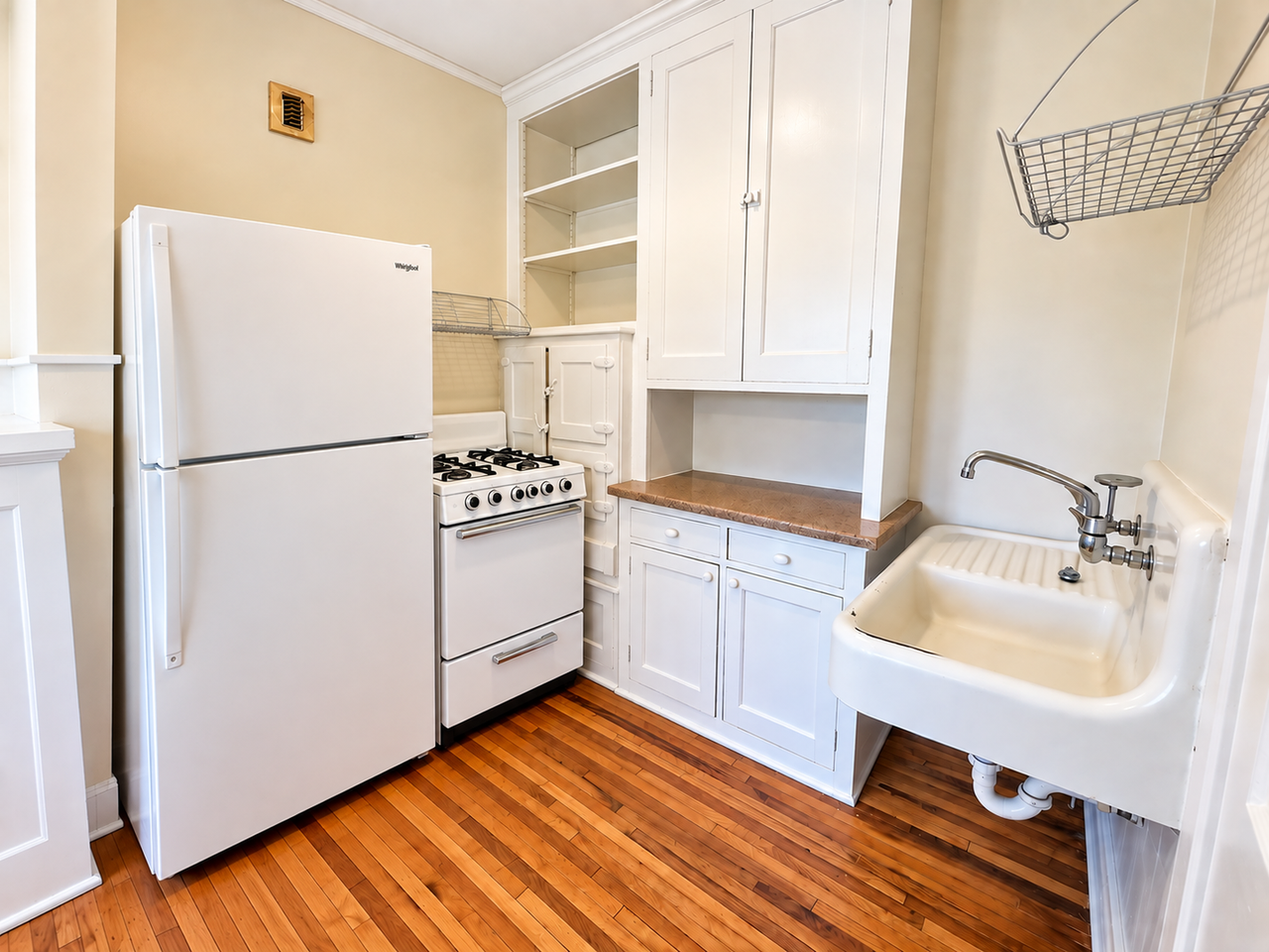 451 Fairview Ave N - Photo 5 of 13