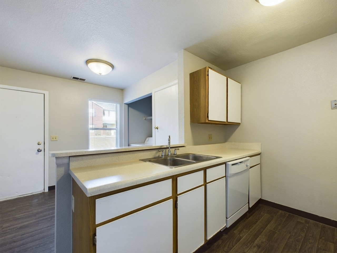Willow Creek Apartments & Townhomes - Photo 5 of 50