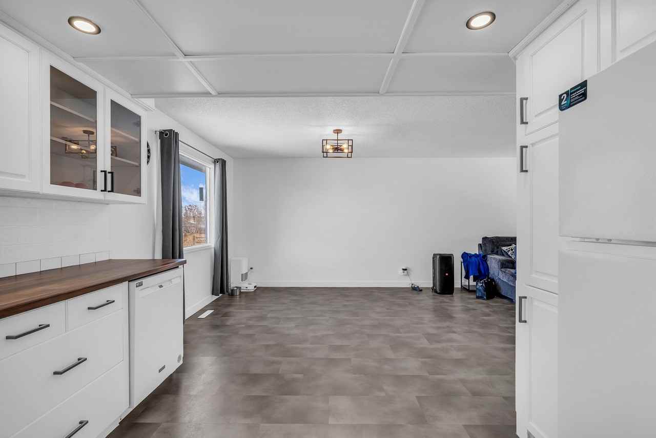 242 Carleton Dr - Photo 4 of 20