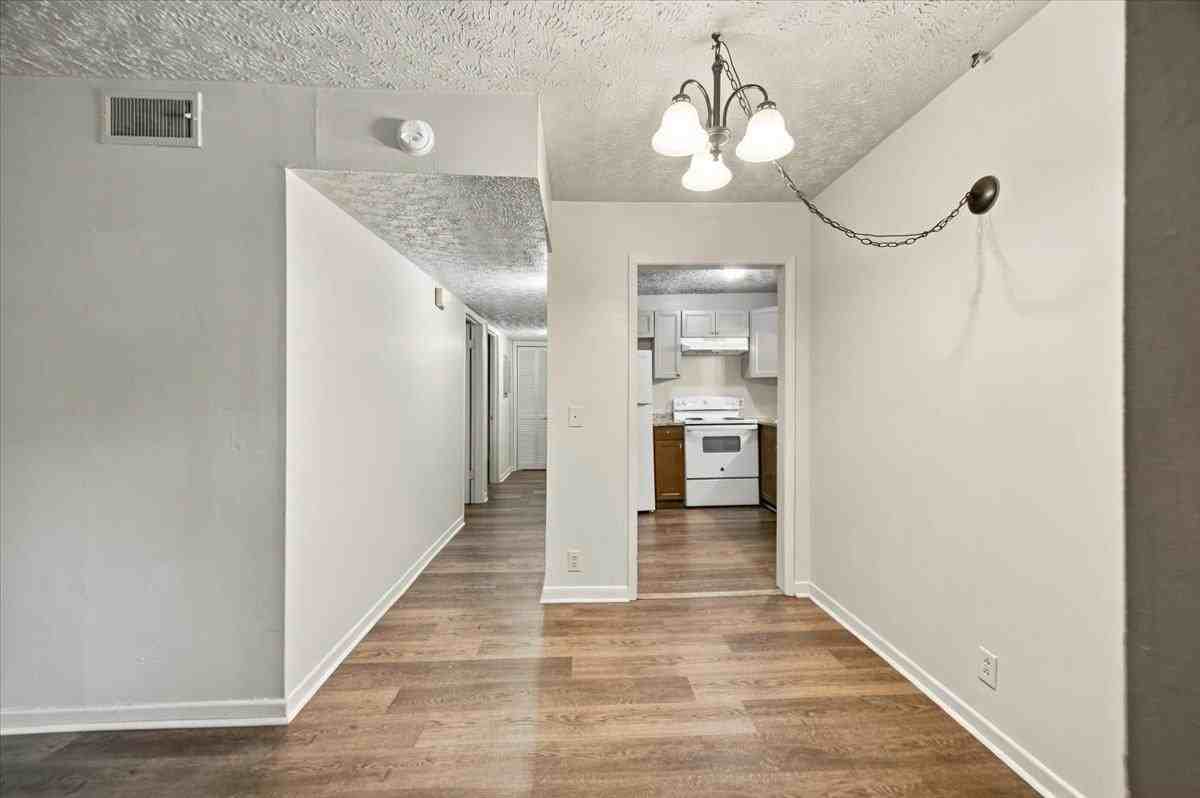 1409 Stratford Rd Unit - Photo 6 of 10