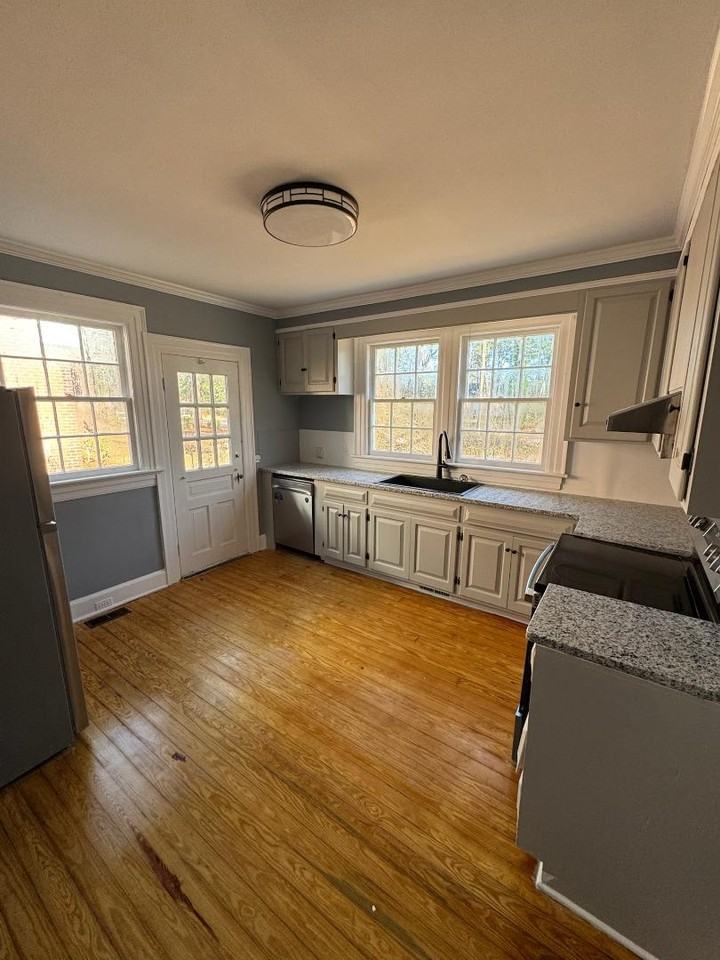 1115 Lafayette Ave - Photo 5 of 6