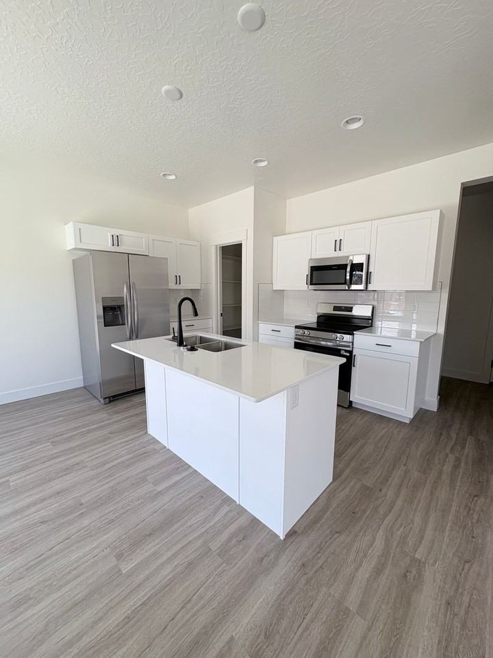 5677 S Weehawken Ln - Photo 4 of 23
