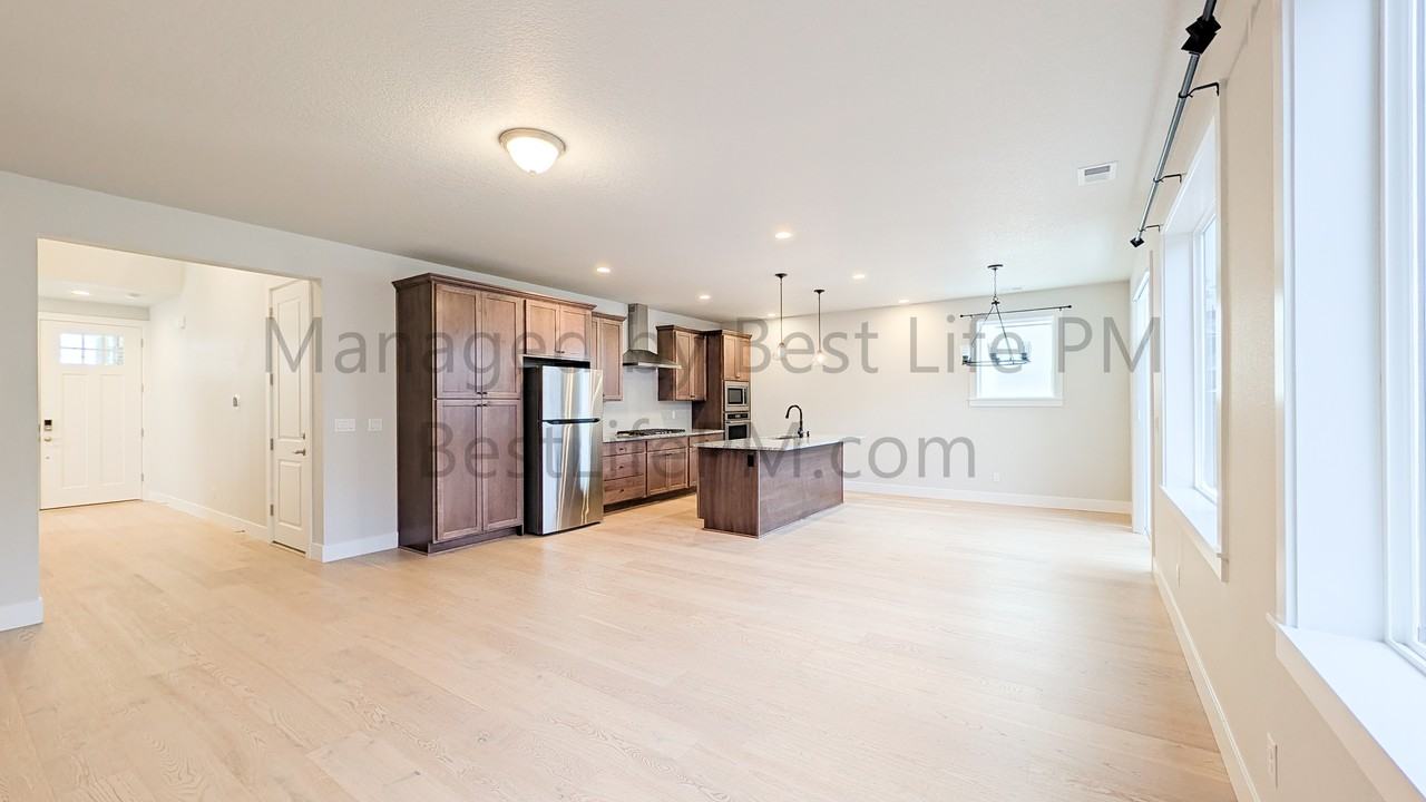 11678 Nw Kearney St - Photo 5 of 39