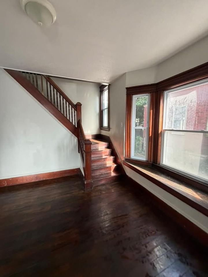 1439 E 110th St #1 - Photo 4 of 14
