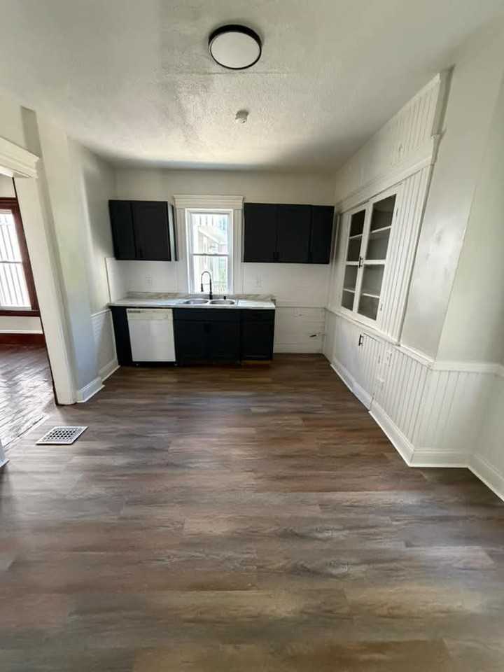 1439 E 110th St #1 - Photo 6 of 14