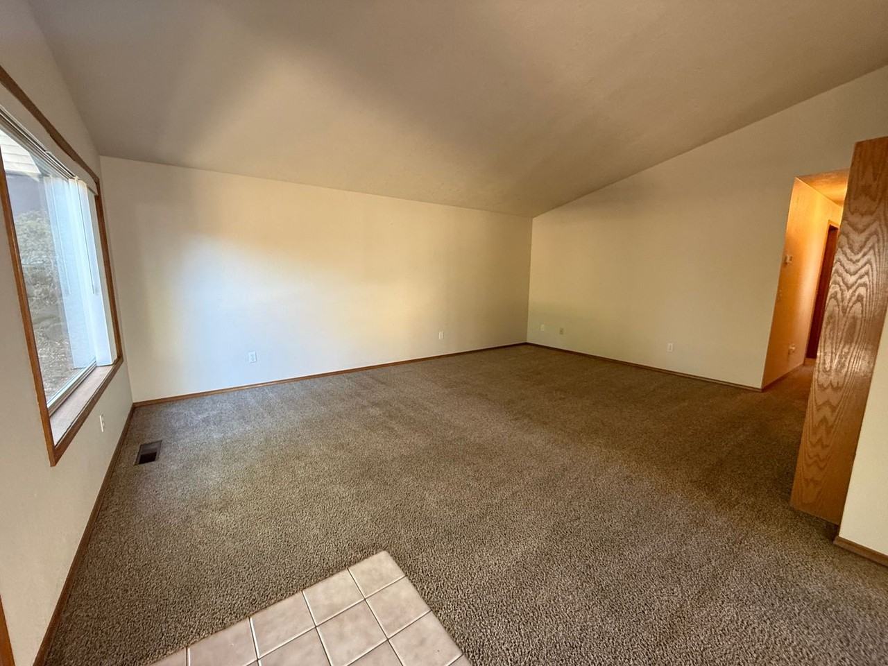 565 Ne Norton Ave - Photo 2 of 26