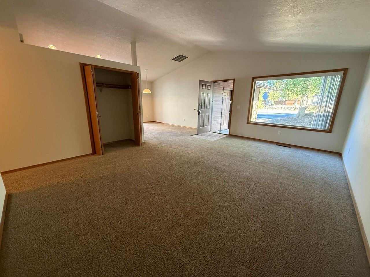 565 Ne Norton Ave - Photo 3 of 26