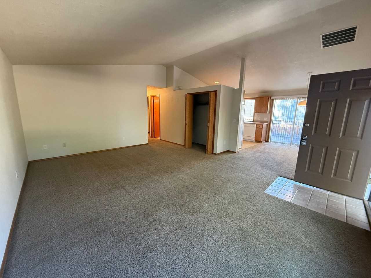565 Ne Norton Ave - Photo 4 of 26