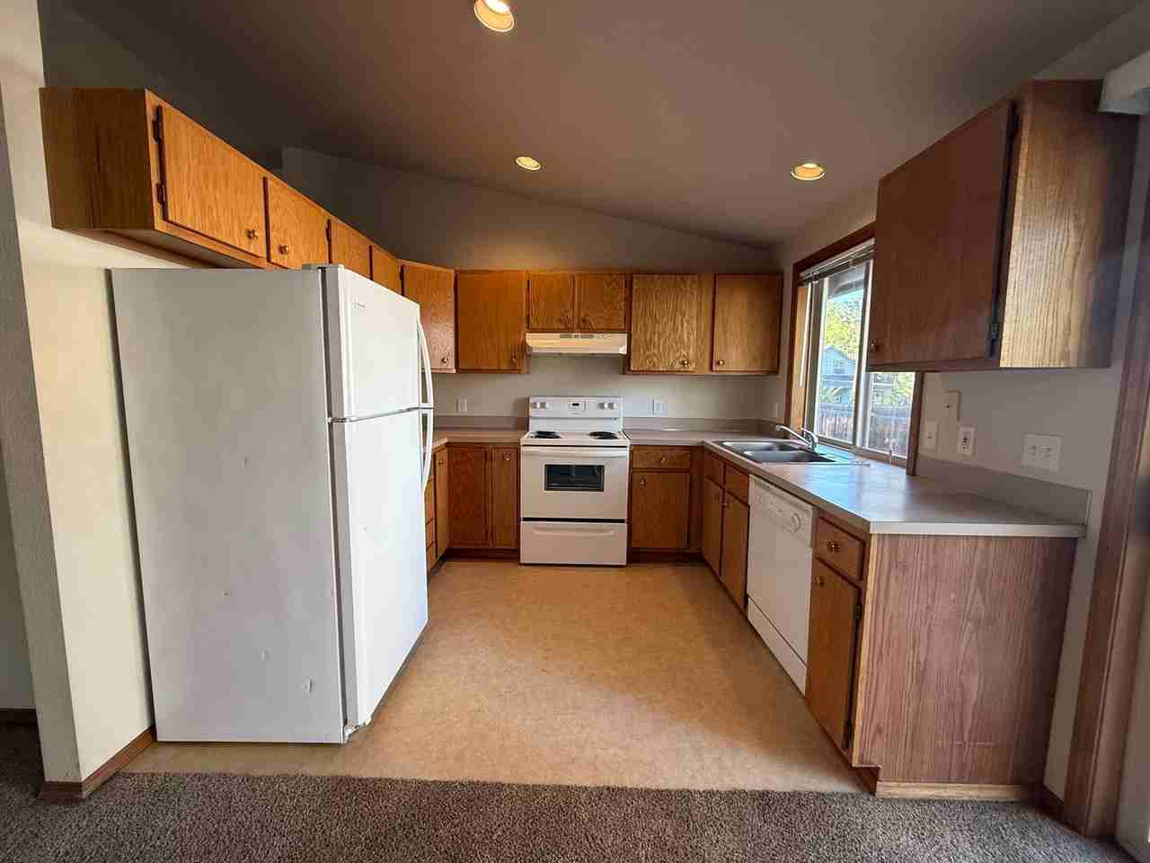 565 Ne Norton Ave - Photo 7 of 26