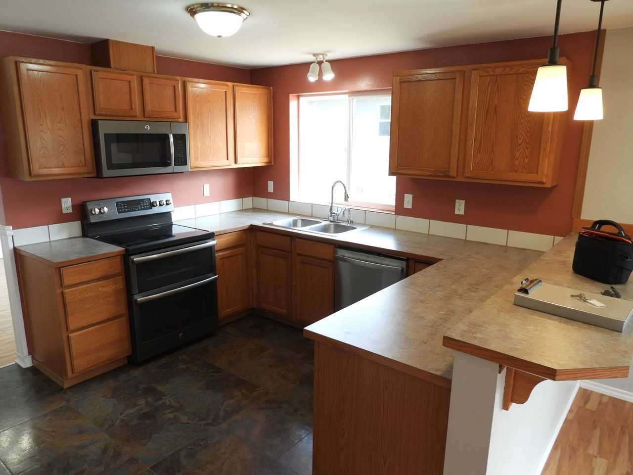 2415 W 10th St - Photo 7 of 24