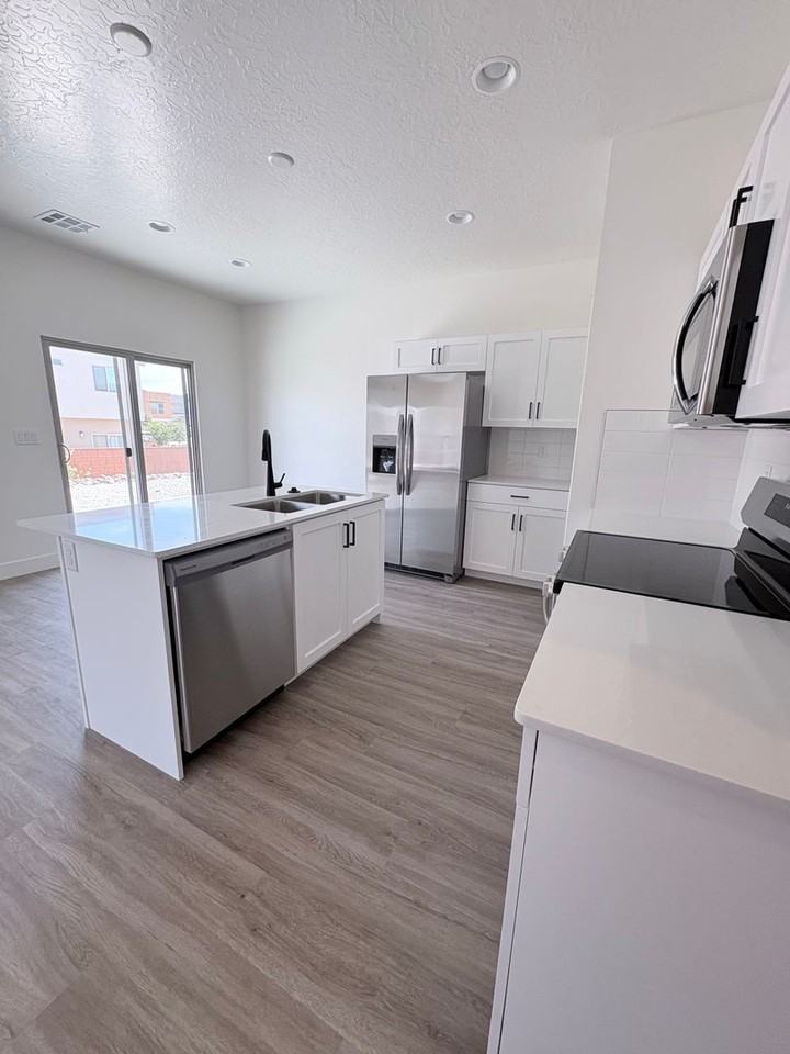 5673 5673 S WeehawkenLane - Photo 3 of 25