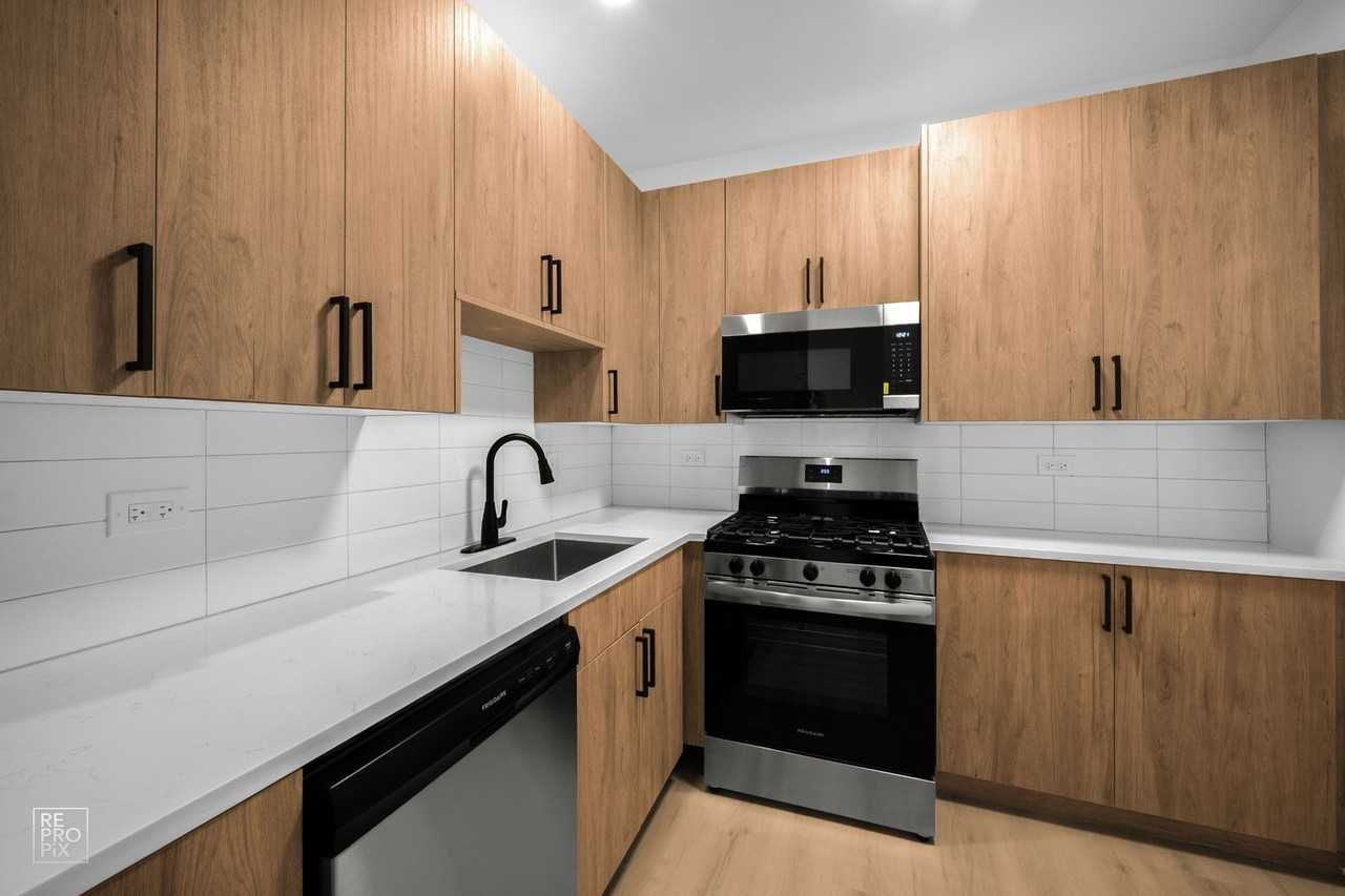 Newly Renovated Edgewater Apartments With Heat Included - Photo 3 of 50