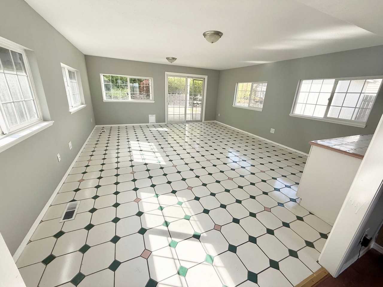 1241 Lansing Ave - Photo 3 of 15