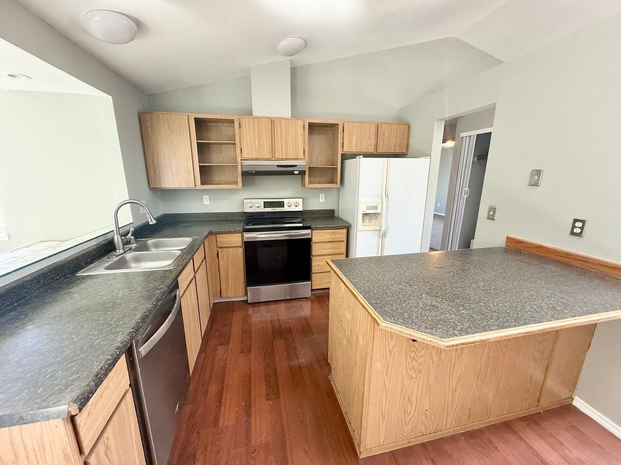 1241 Lansing Ave - Photo 4 of 15