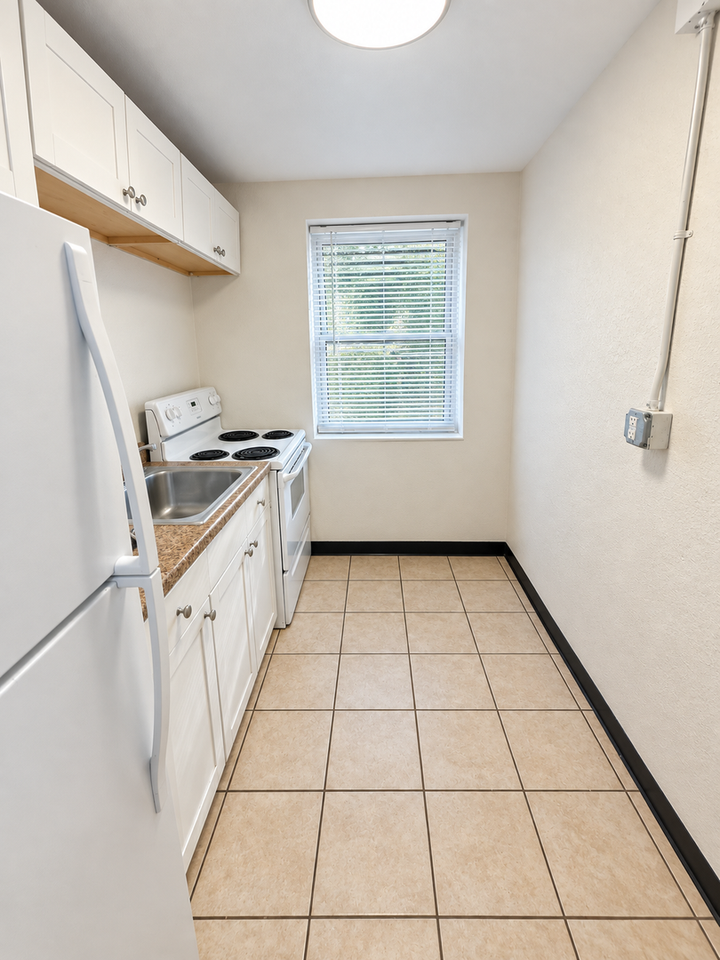 618 Versailles Ave - Photo 2 of 12