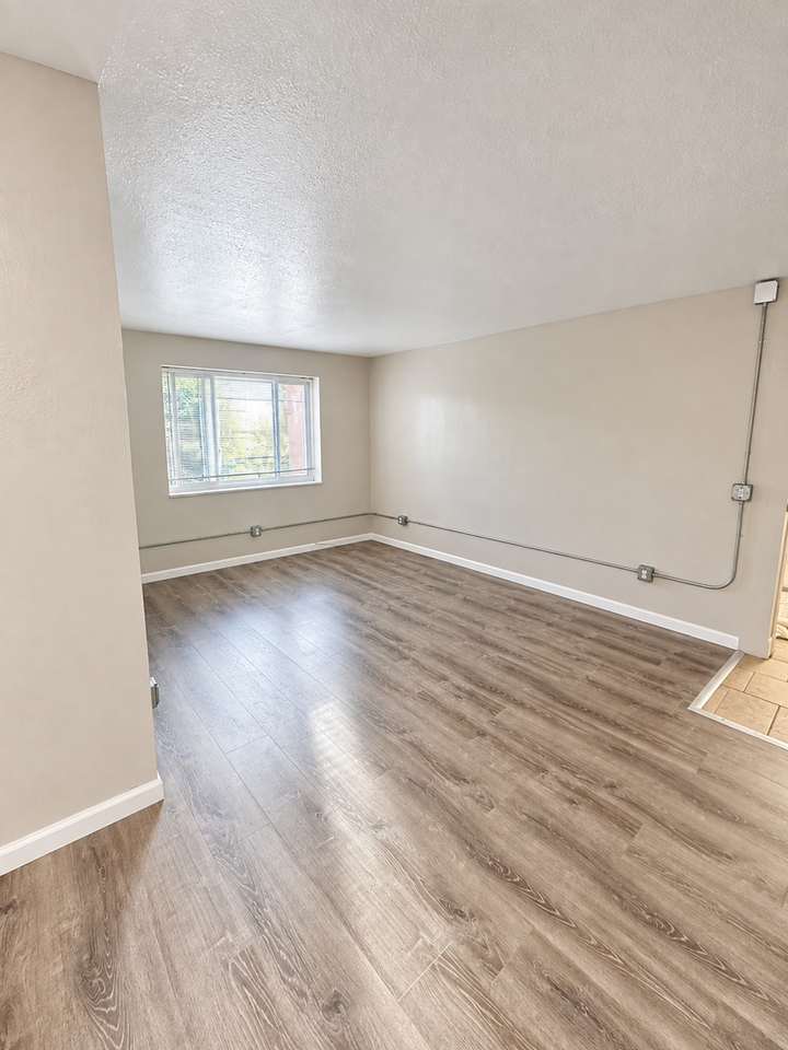 618 Versailles Ave - Photo 4 of 12