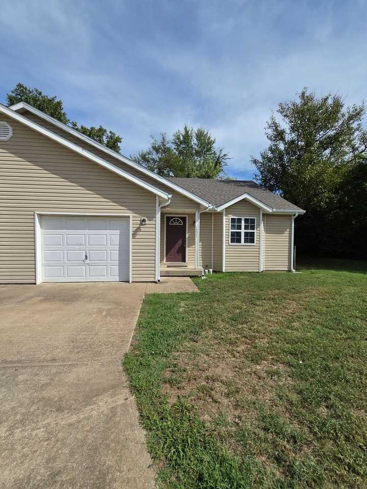 1221 Peters Ave - Photo 2 of 15