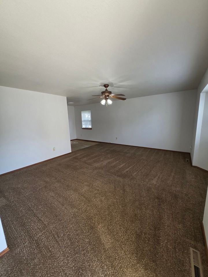 1221 Peters Ave - Photo 3 of 15