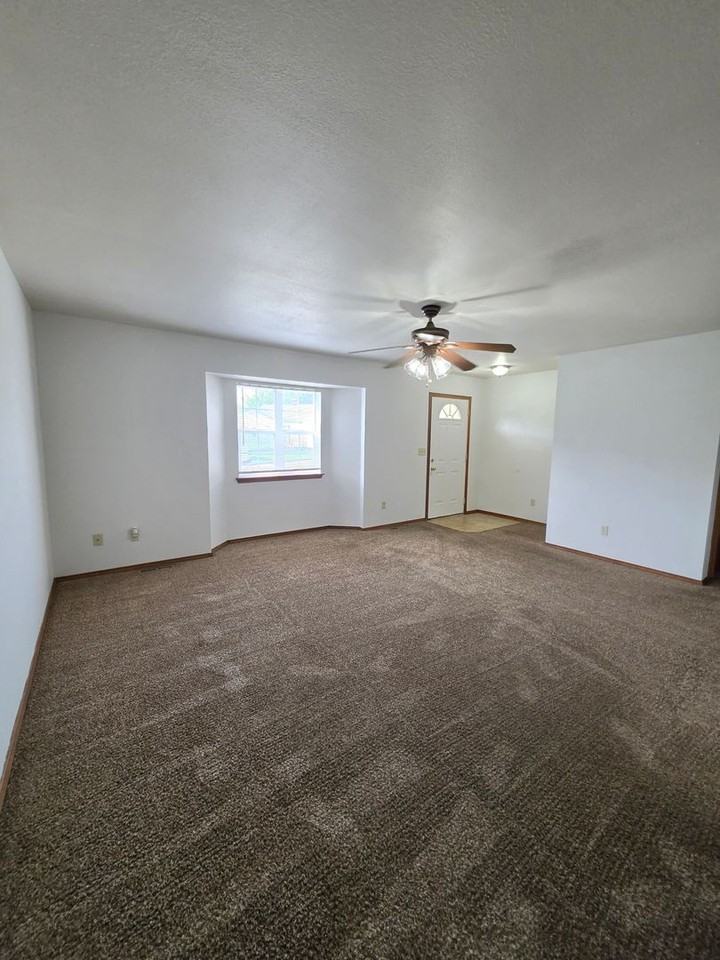 1221 Peters Ave - Photo 4 of 15