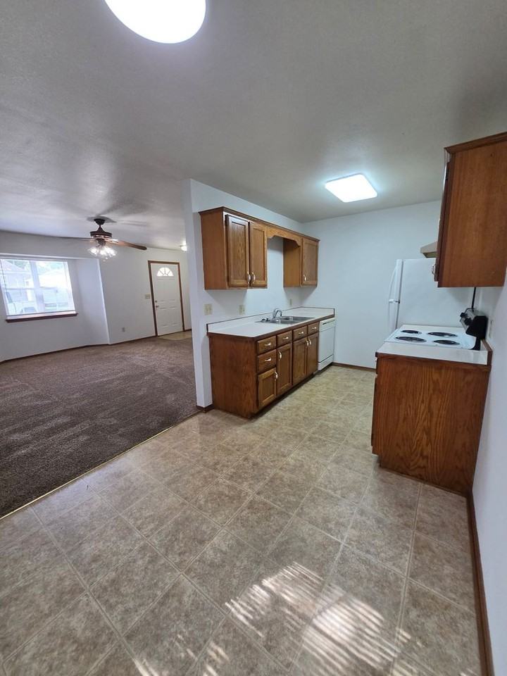 1221 Peters Ave - Photo 6 of 15