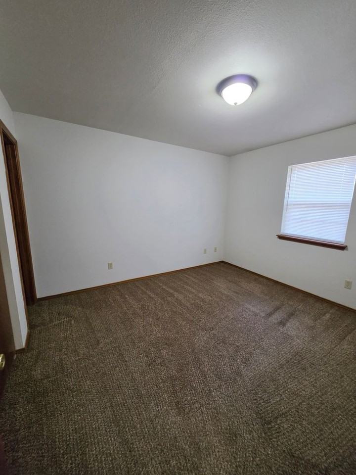1221 Peters Ave - Photo 7 of 15
