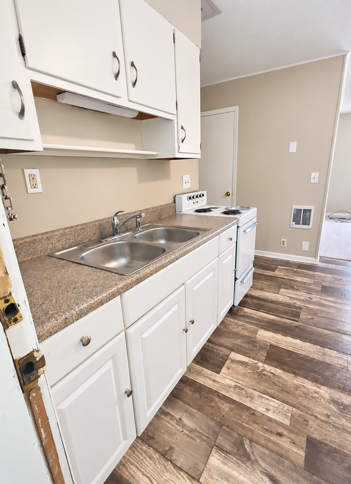 568 Julian Rd - Photo 4 of 9