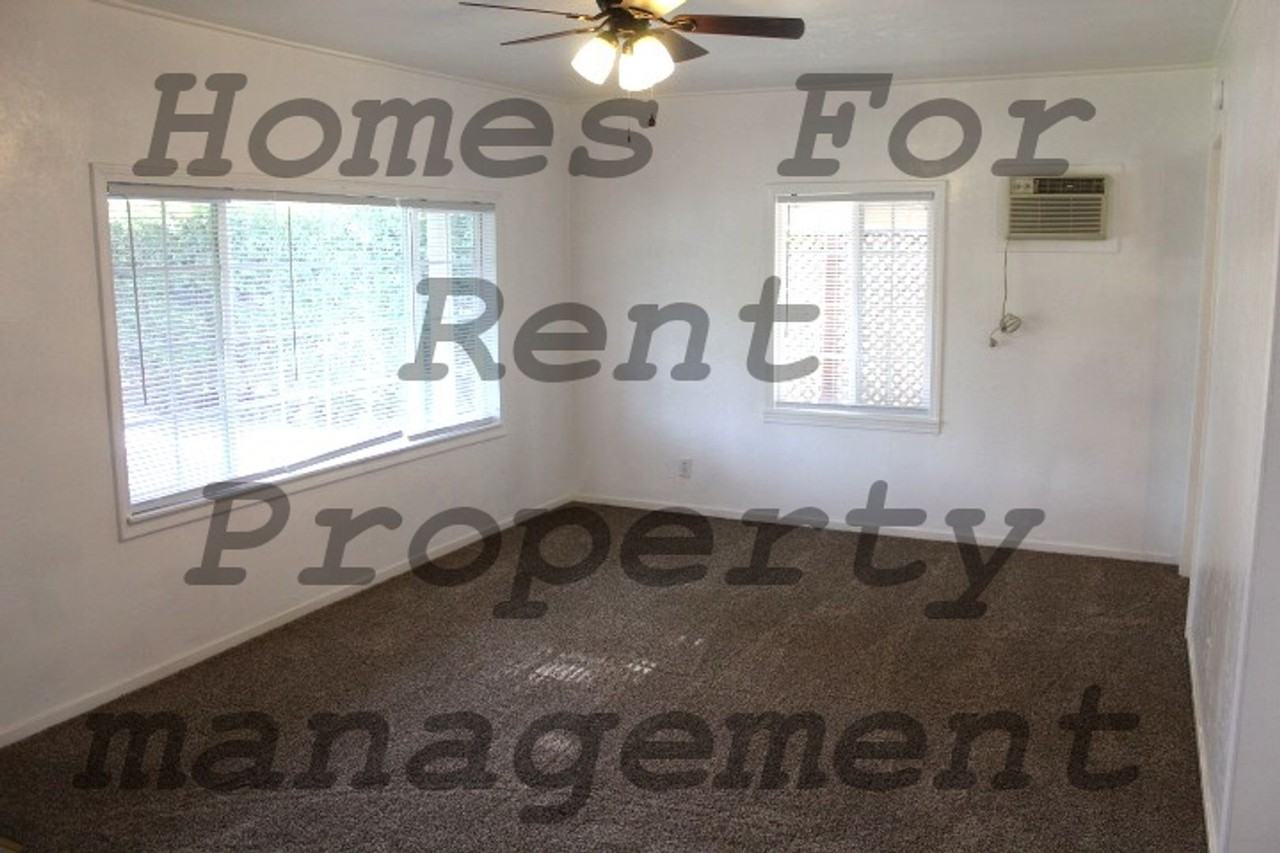 823 N Division St - Photo 2 of 11