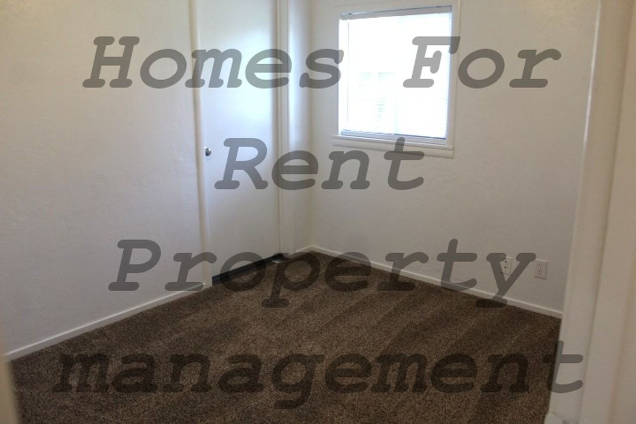 823 N Division St - Photo 5 of 11