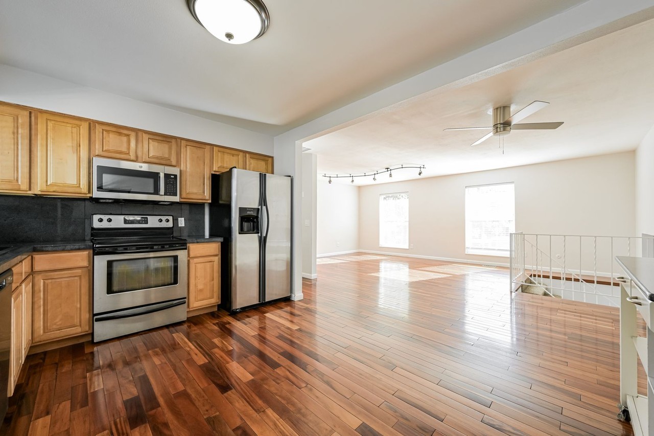 2617 S Lewiston St - Photo 2 of 23