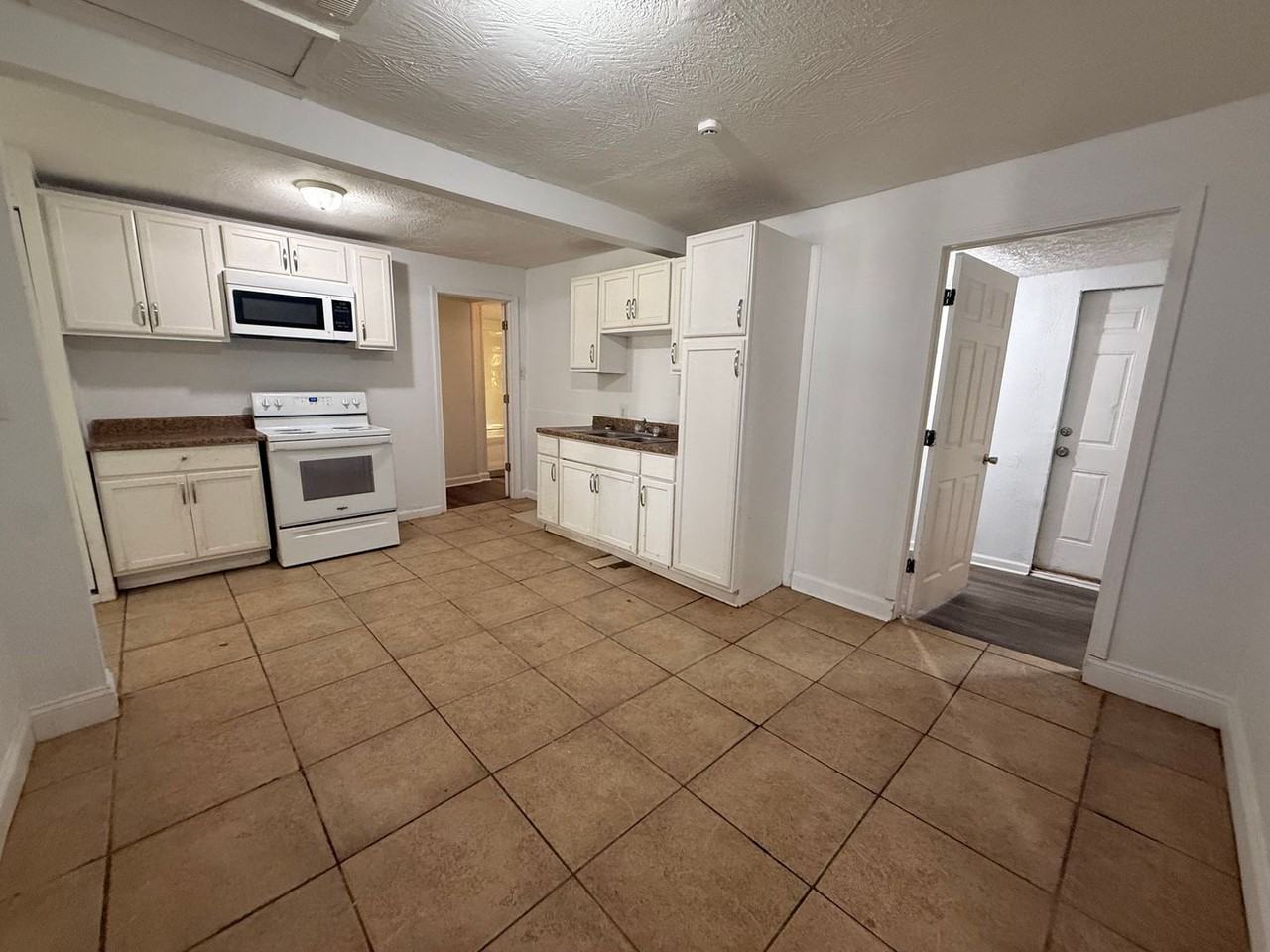 1438 N Brown Ave - Photo 3 of 12