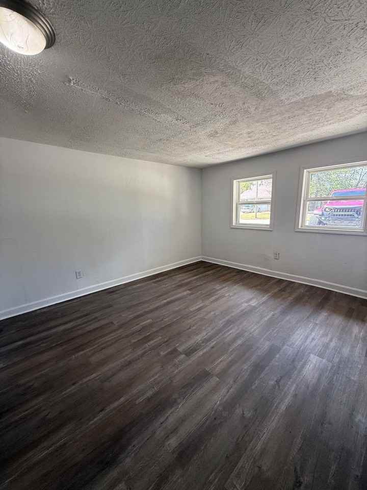 1438 N Brown Ave - Photo 7 of 12