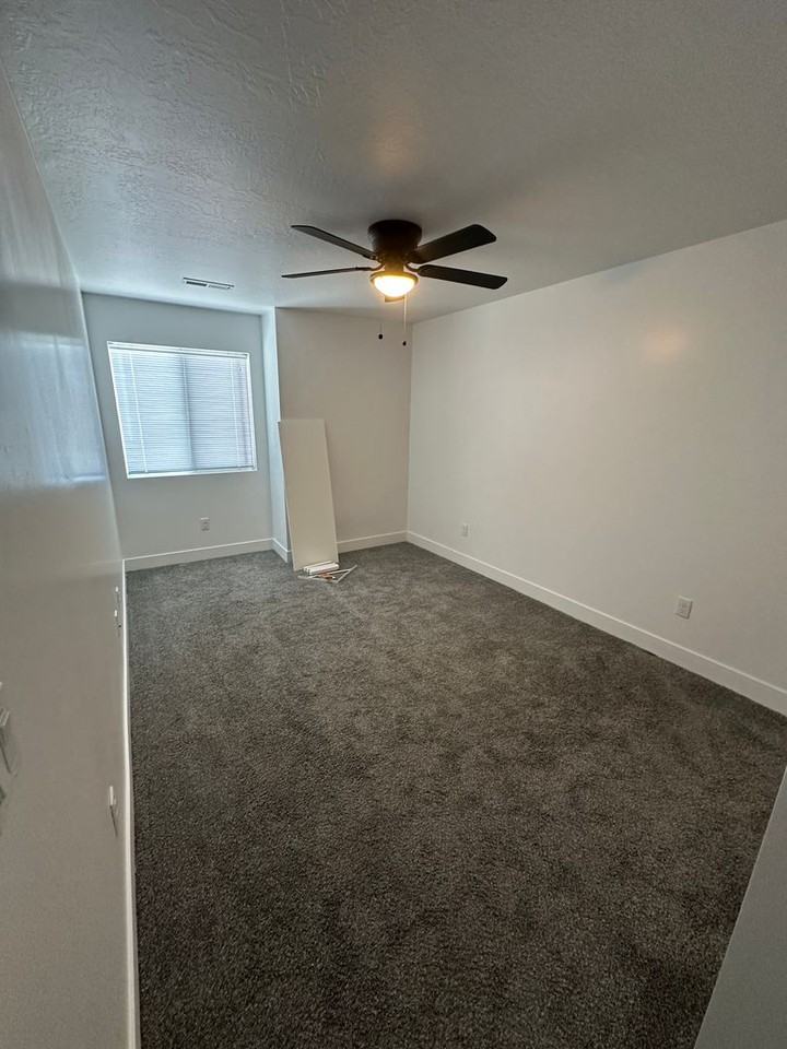 881 S 25 E - Photo 2 of 19