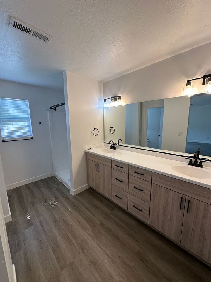 881 S 25 E - Photo 6 of 19