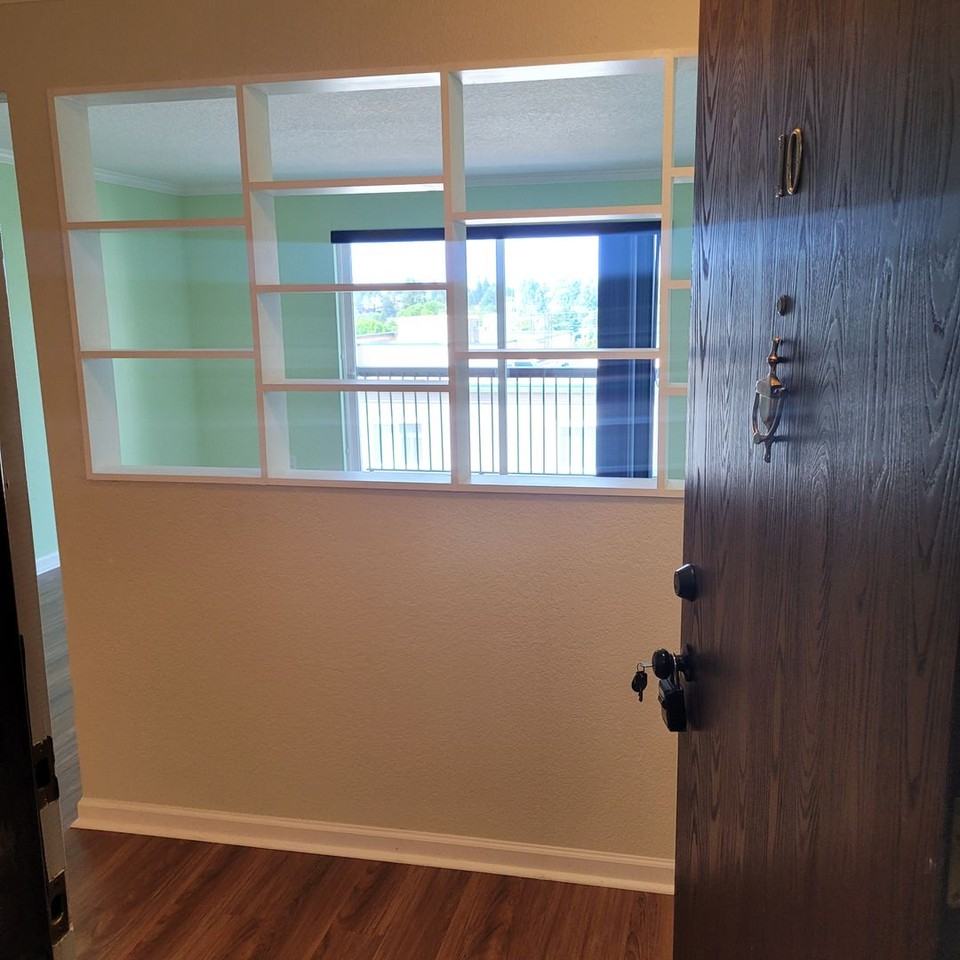 8747 Phinney Ave N - Photo 2 of 19