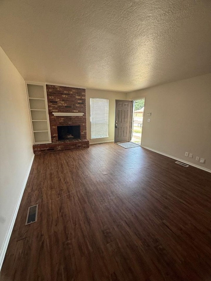 221 Skylark Ct - Photo 4 of 14