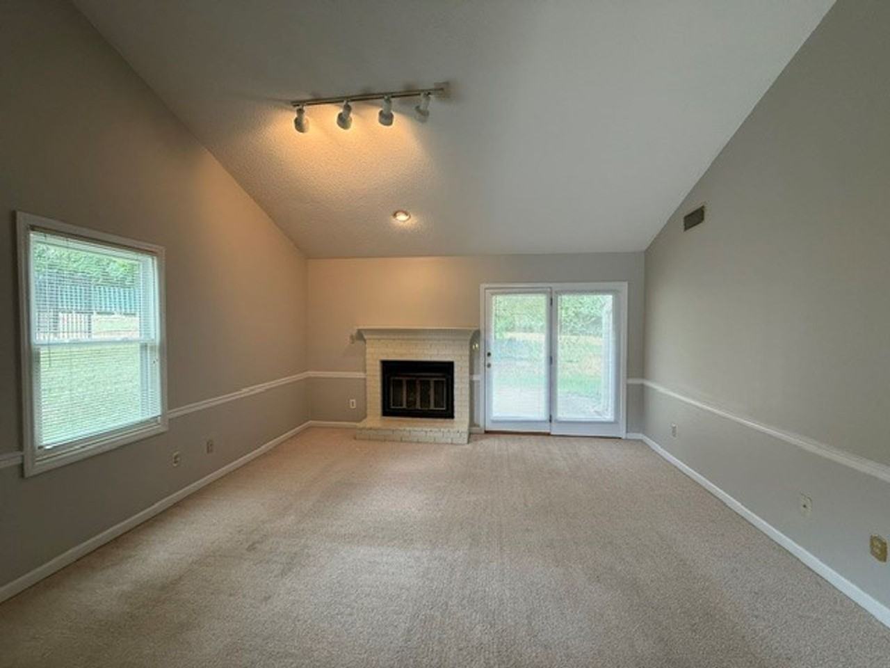 720 Landing Ln - Photo 3 of 18