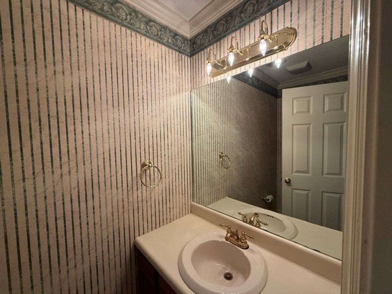 720 Landing Ln - Photo 5 of 18