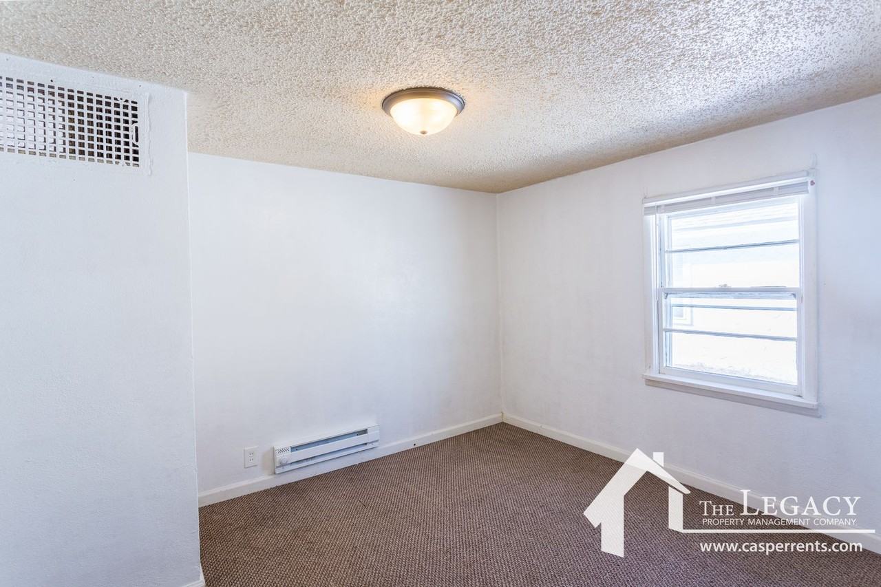 122 E L St - Photo 2 of 9