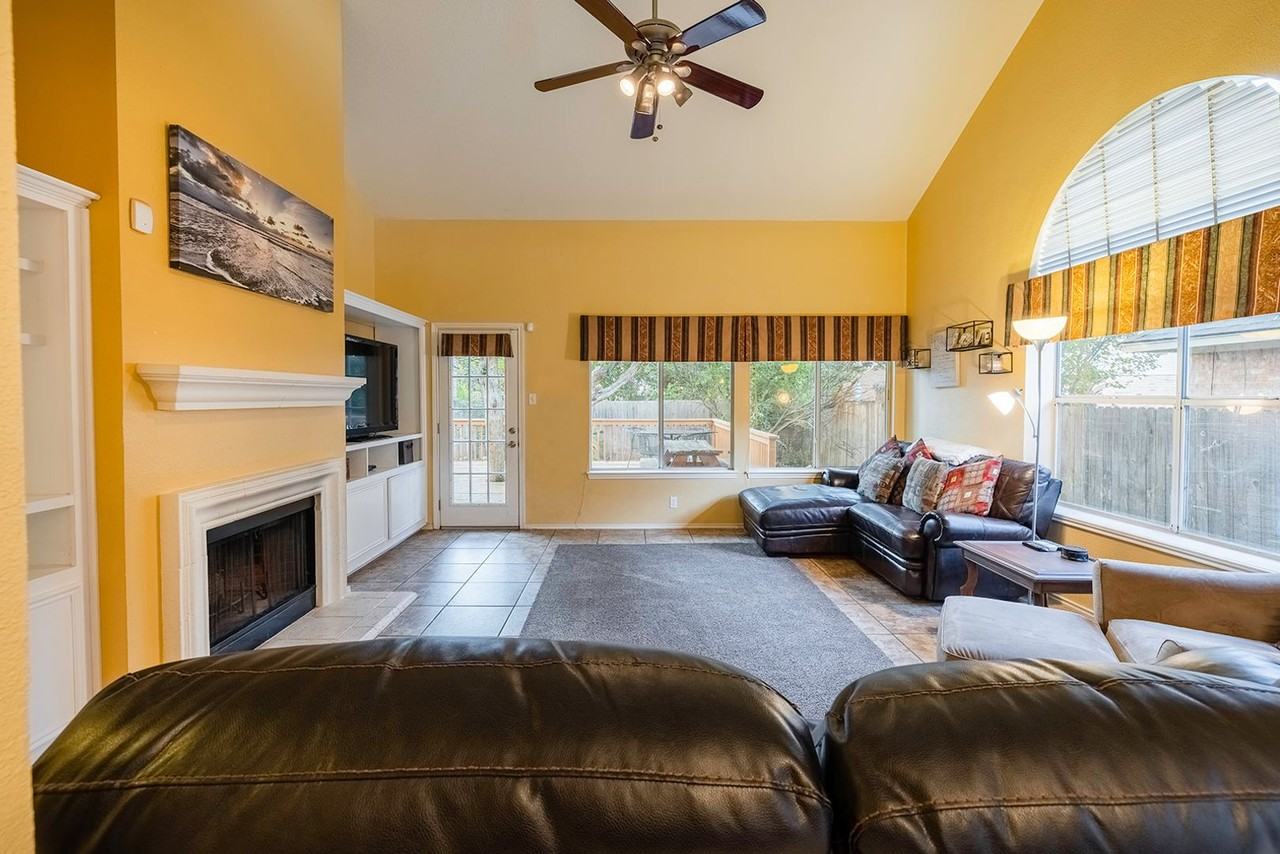 2402 Sparrow Dr - Photo 4 of 50