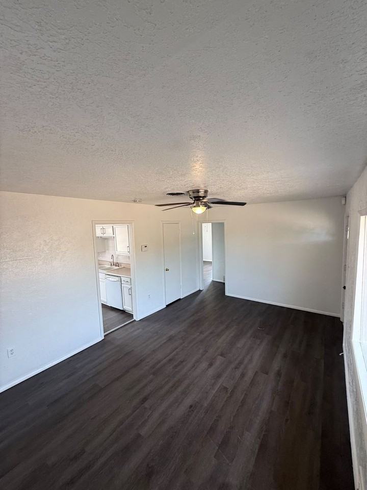2325 Nw 35th St - Photo 3 of 7